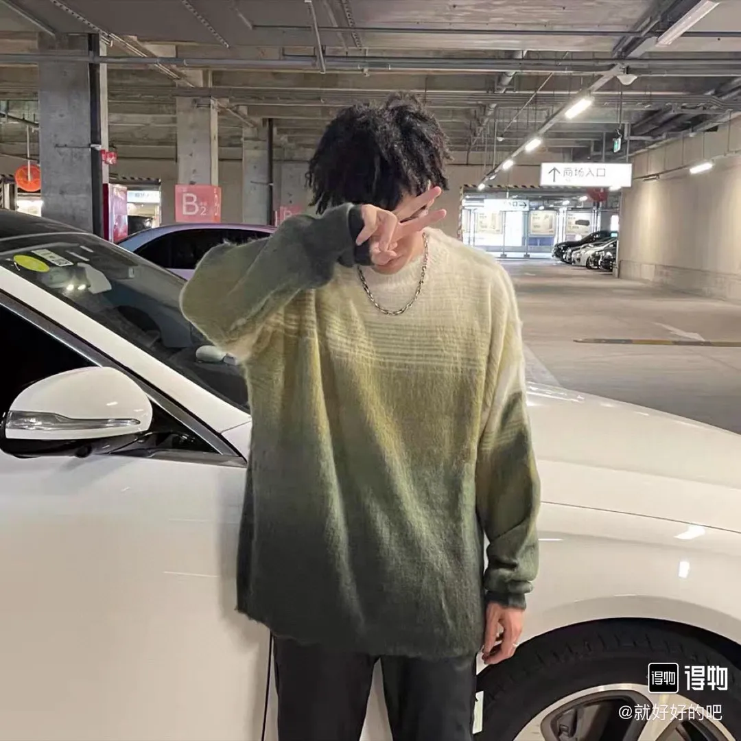 ♻️💯Upper body reference model picture❤️New top-quality proven version OFFWHITE (OW) gradient mohair striped arrow sweater hoodie gradient rendering arrow couple sweater Mohair (English Mohair; Turkish: MUKHYAR) refers to the coat of Angora goats, also known as Angora goat hair. The name comes from Turkish, meaning "the best hair". It has good elasticity, pressure resistance and special luster. It is an excellent raw material for making plush fabrics and one of the most advanced animal textile fiber raw materials in the world market. Mohair has a shape similar to long wool. The fiber surface is smooth, strong luster, high strength, good elasticity, less curl, and easy to wash. Mohair can be used in jacquard blankets, long-haired coats and high-gloss wool fabrics. Mohair sweaters from ow are released every year🛒 The same style and ever-changing colors. There is really no girl who doesn’t love it. It is super suitable for wearing under a down jacket in winter without being bulky! If the lower body is missing, their favorite os version🙋🏻‍♀️ intuitively adds natural softness and fairy beauty effect, which is the best choice! The upper body is lightweight and does not weigh down the body while keeping warm. The sleeves and the gradient arrow parts on the back are repeatedly patterned until the gradient level is satisfied before large-scale products are released. The craftsmanship is extremely demanding. Each sweater is woolen at least ten times to give it a plush, thick feel and good fluffiness! ✅ Fabric composition: 50% mohair 32 spandex 18% wool, three-level anti-pilling Color: black and white gradient Sizes Mohair is lighter and softer, so be careful not to machine wash it, not machine washable! ! emphasize! !  ⚠️Hand wash with warm water and cold water P:440